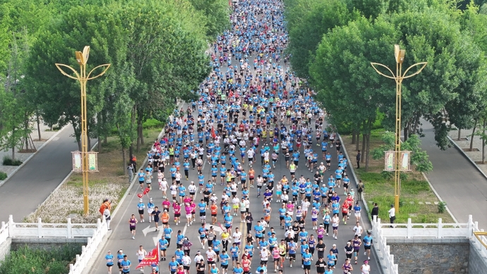 兖州半程马拉松鸣枪开跑，肯尼亚选手Ngure Abra