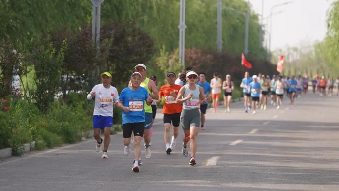 兖州半程马拉松鸣枪开跑，肯尼亚选手Ngure Abra