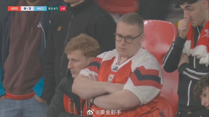 曼城球迷提前刻字引争议 比赛未结束字迹已定