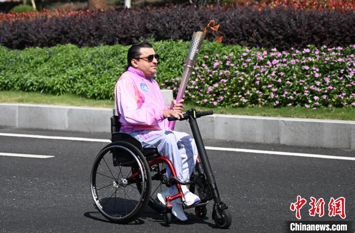 杭州亚残运会火炬传递收官 残疾人运动员共赴盛