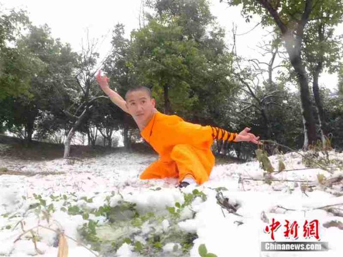 武术少年张成强挑战蜻蜓点水引热议