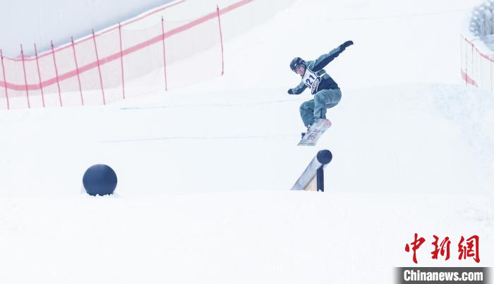 武汉甘露山滑雪场正式开板 冰雪经济激活华中旅