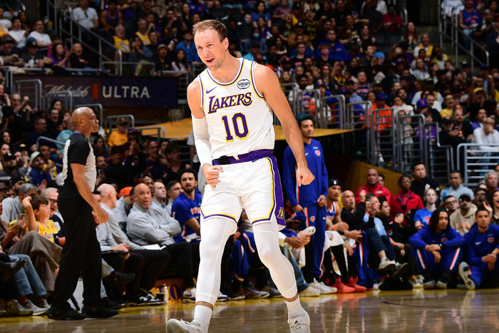 湖人九连胜背后：詹姆斯减球权助队登顶西部第