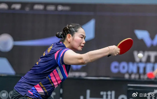 何卓佳逆转晋级WTT新加坡大满贯女单32强
