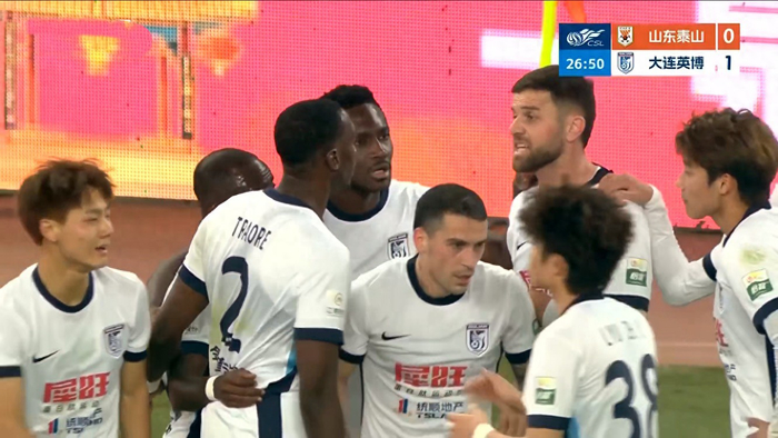 大连英博客场力克山东泰山 斯坦丘毛伟杰闪耀全