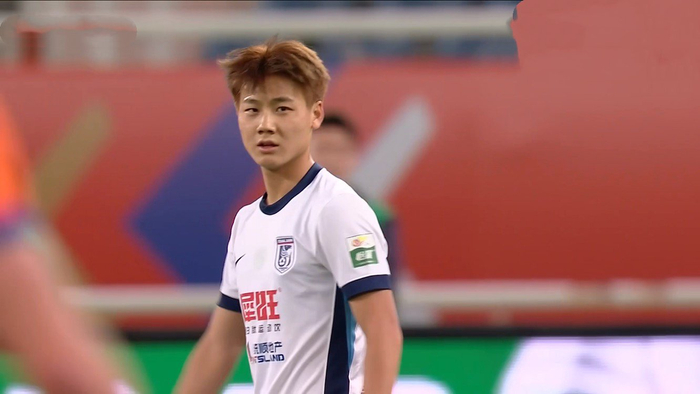 大连英博客场力克山东泰山 斯坦丘毛伟杰闪耀全