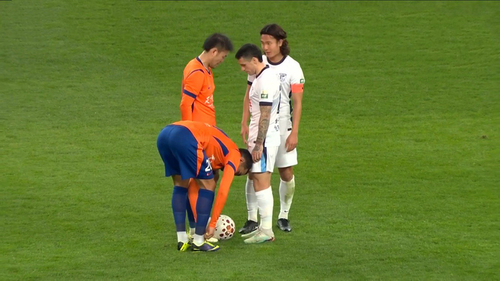 大连英博客场力克山东泰山 斯坦丘毛伟杰闪耀全