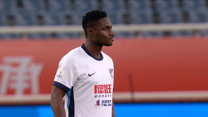 大连英博客场力克山东泰山 斯坦丘毛伟杰闪耀全