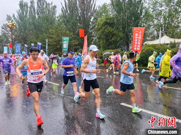 雨中开跑 警察马拉松亮相 西宁半程马拉松赛吸引