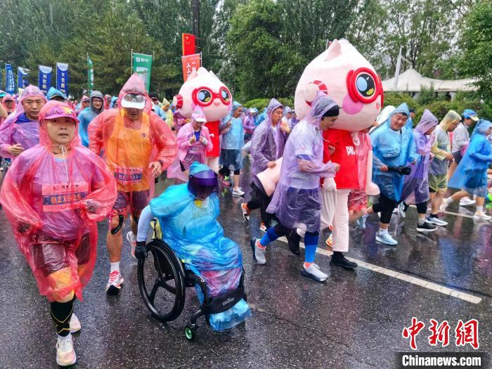 雨中开跑 警察马拉松亮相 西宁半程马拉松赛吸引