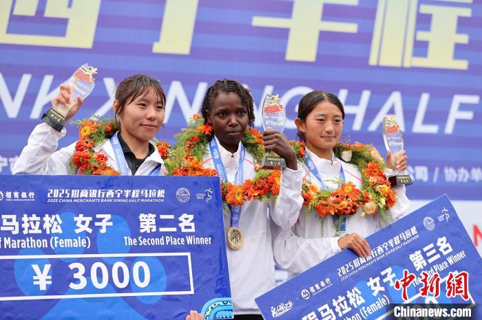 雨中开跑 警察马拉松亮相 西宁半程马拉松赛吸引